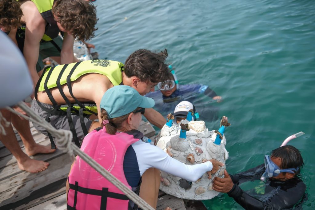 Exchange Students 042